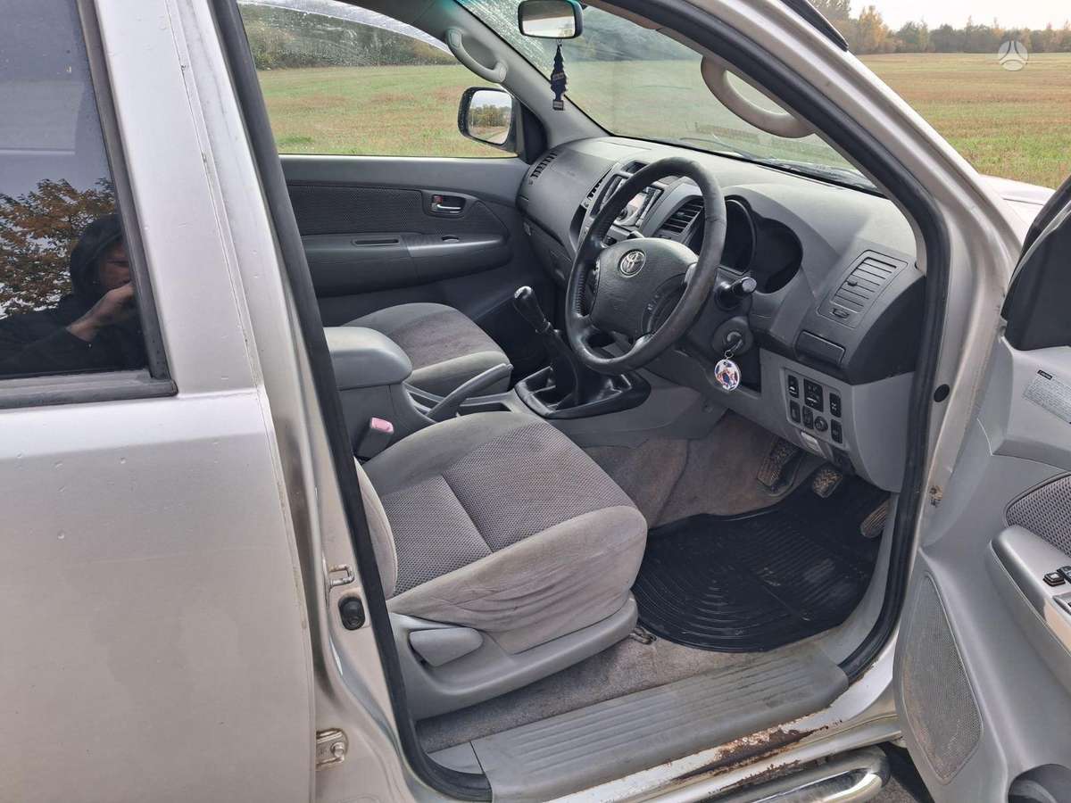 Toyota Hilux 2010 — photo 7