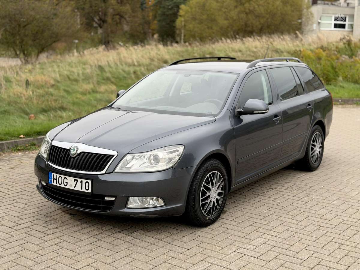 Skoda Octavia 2011 — rear view