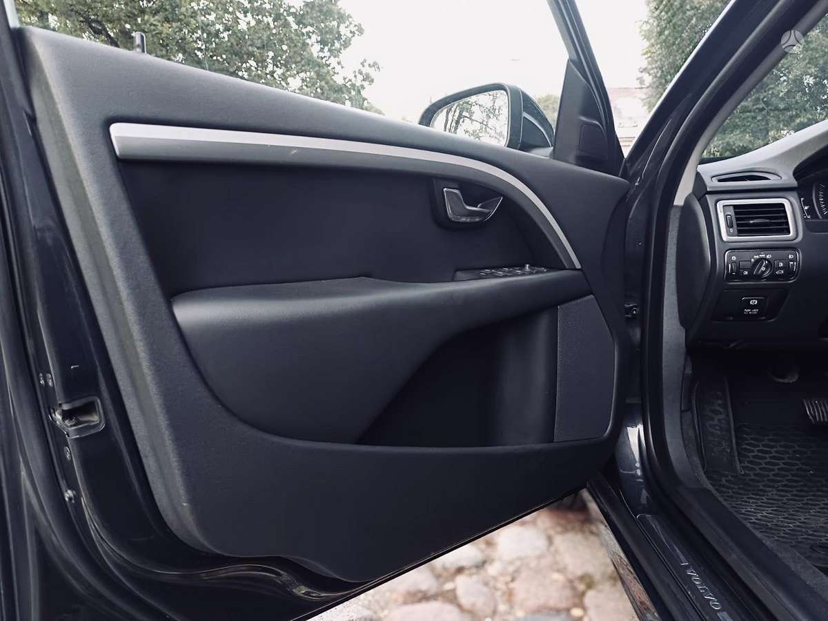Volvo V70 2013 — photo 36