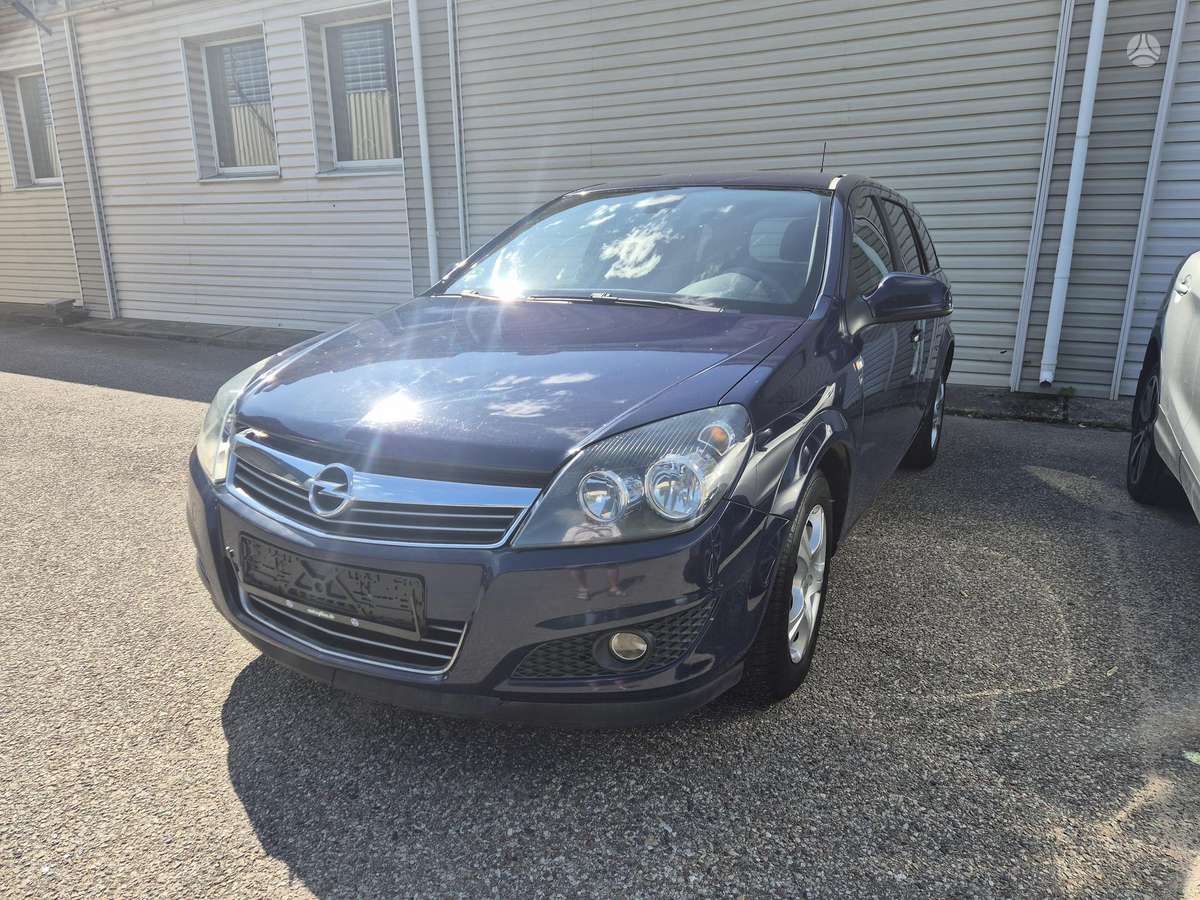 Opel Astra 2010 — вигляд ззаду