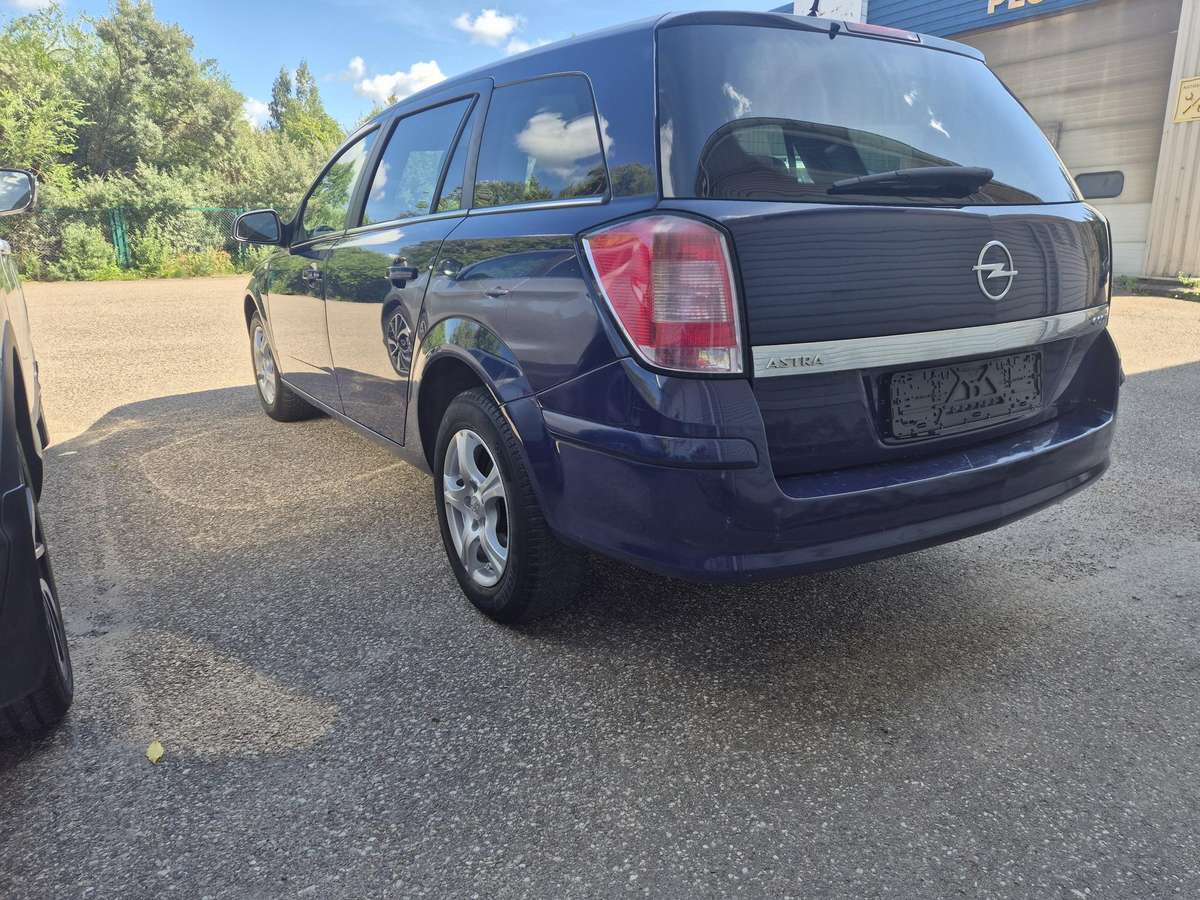 Opel Astra 2010 — салон
