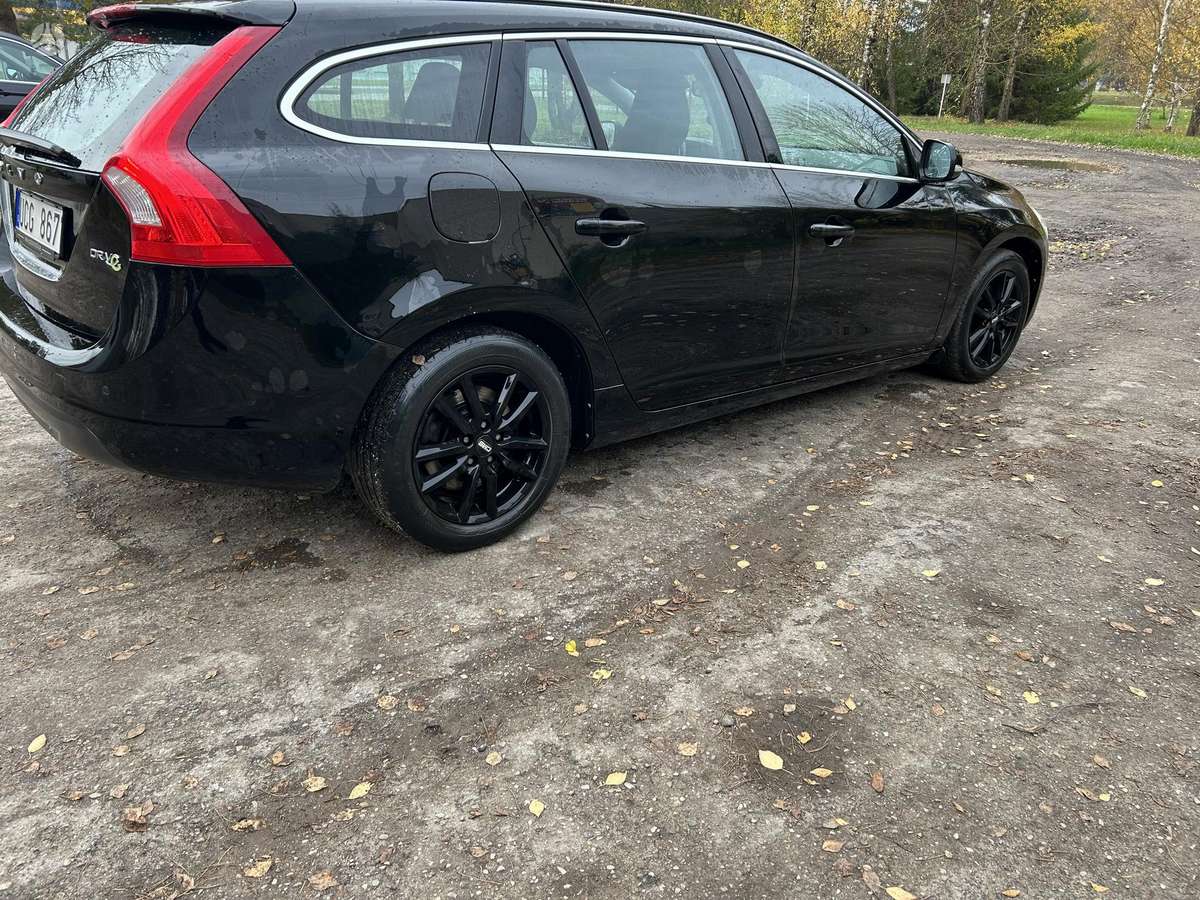 Volvo V60 2011 — салон