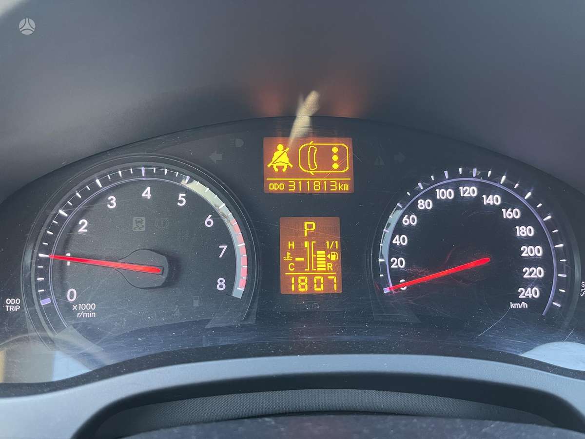 Toyota Avensis 2013 — салон
