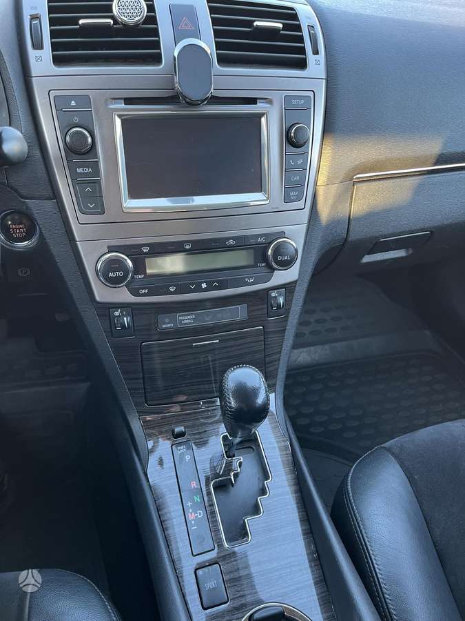 Toyota Avensis 2013 — двигун 1987 cm³, 152 HP (112kW)