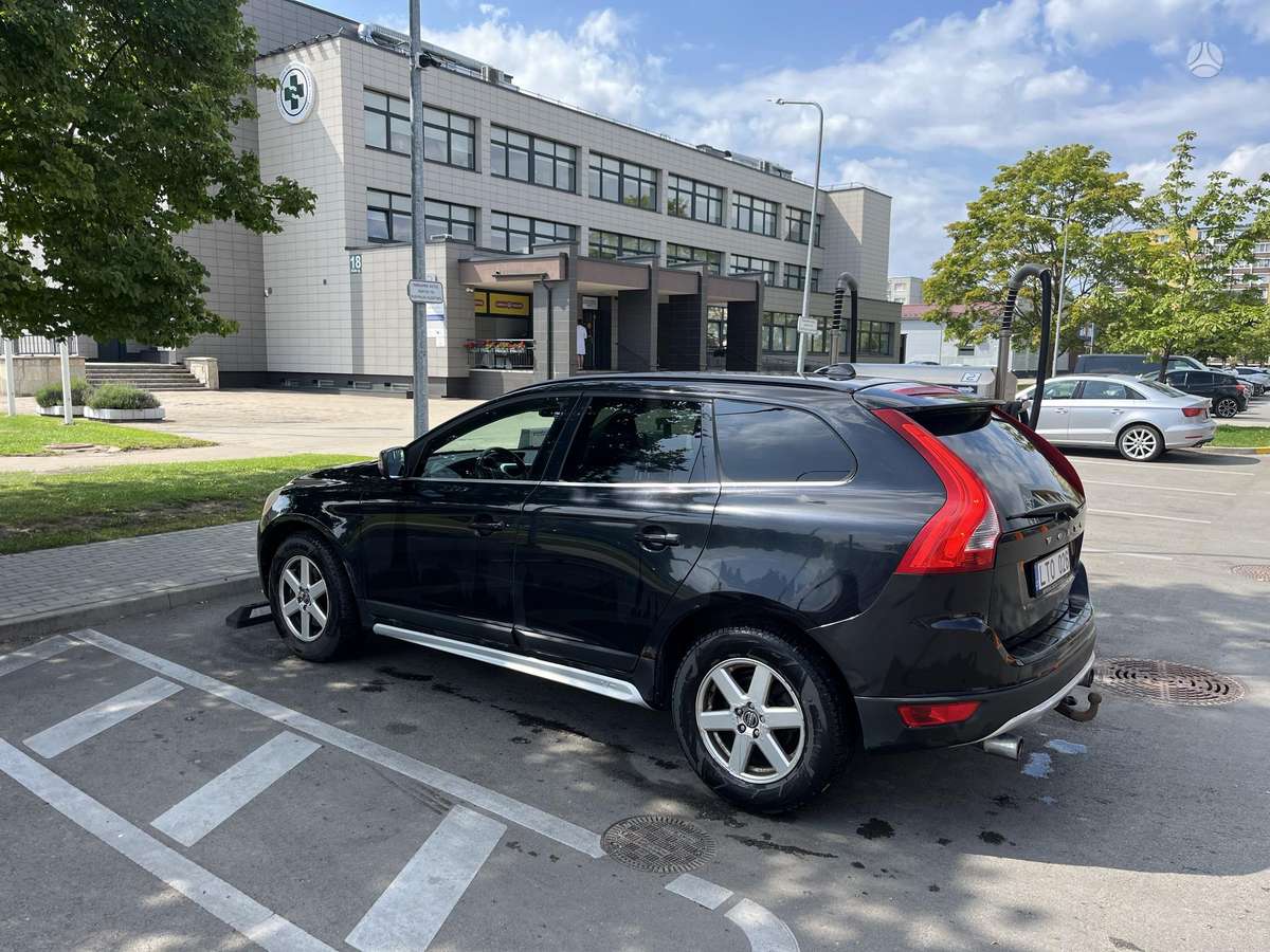 Volvo XC60 2010 — салон