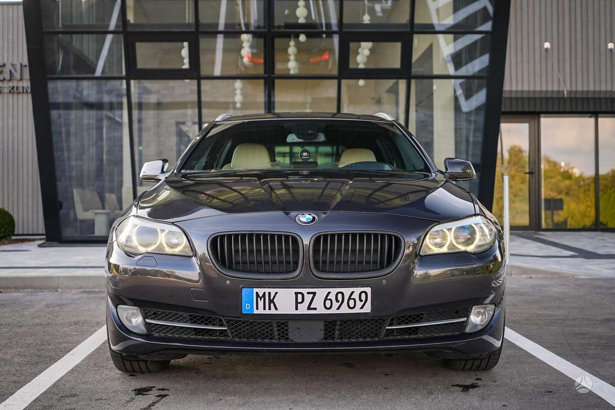 BMW 530 2011 — вигляд ззаду