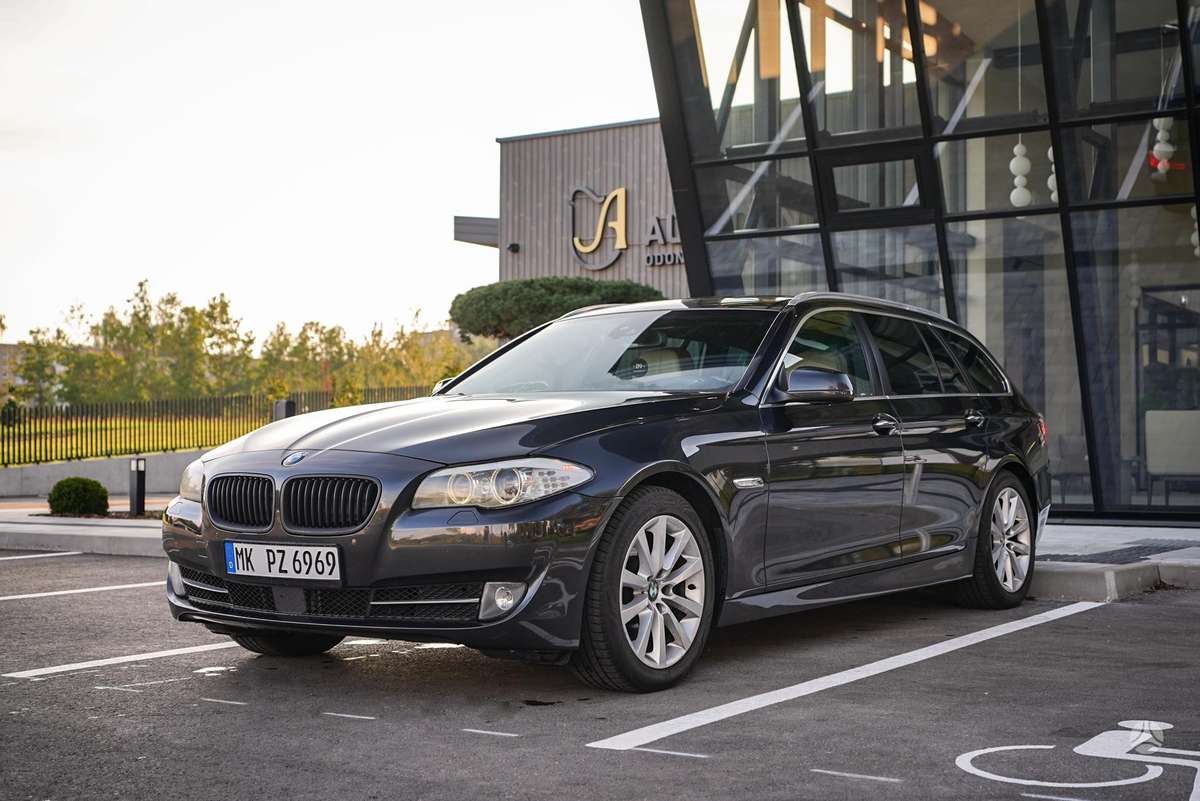 BMW 530 2011 — салон