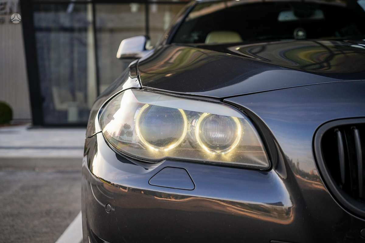 BMW 530 2011 — двигун 2993 cm³, 258 HP (190kW)