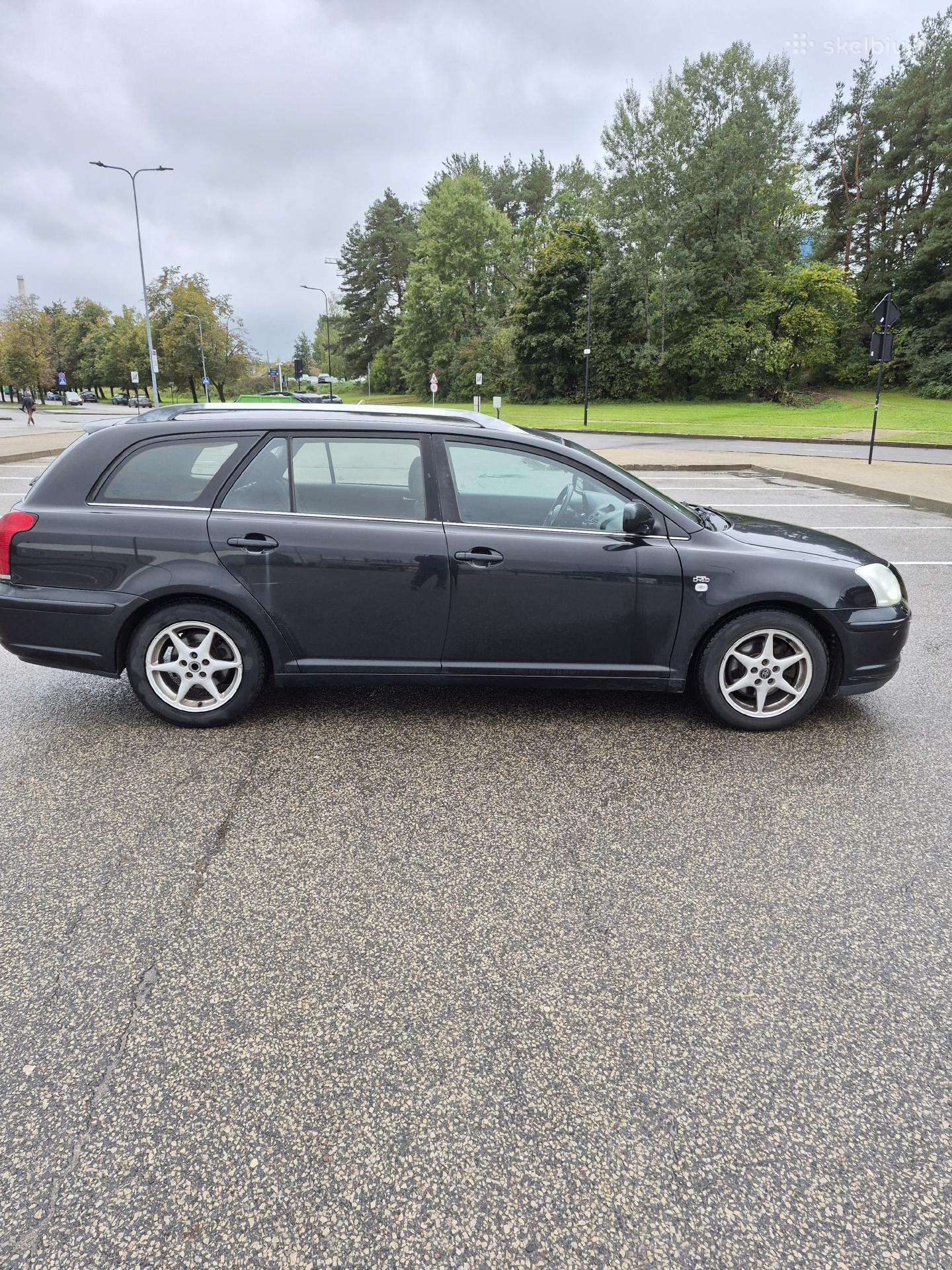 Toyota Avensis 2004 — вигляд ззаду