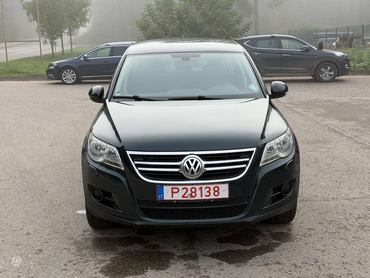 Volkswagen Tiguan 2010 — rear view