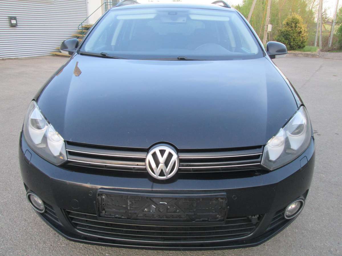 Volkswagen Golf 2011 — салон