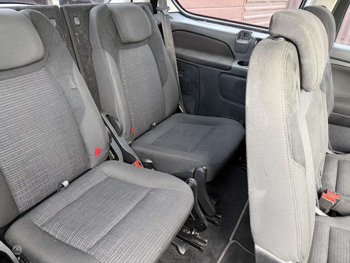 Ford Galaxy 2011 — photo 10