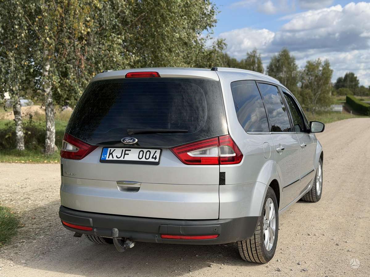 Ford Galaxy 2011 — rear view