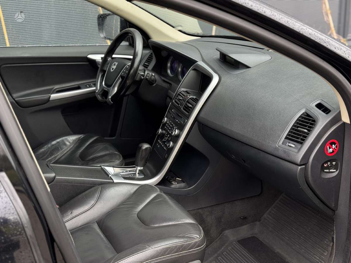 Volvo XC60 2010 — photo 8
