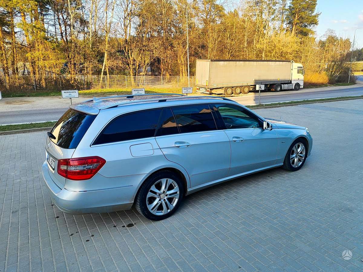 Mercedes-Benz E200 2011 — вигляд ззаду