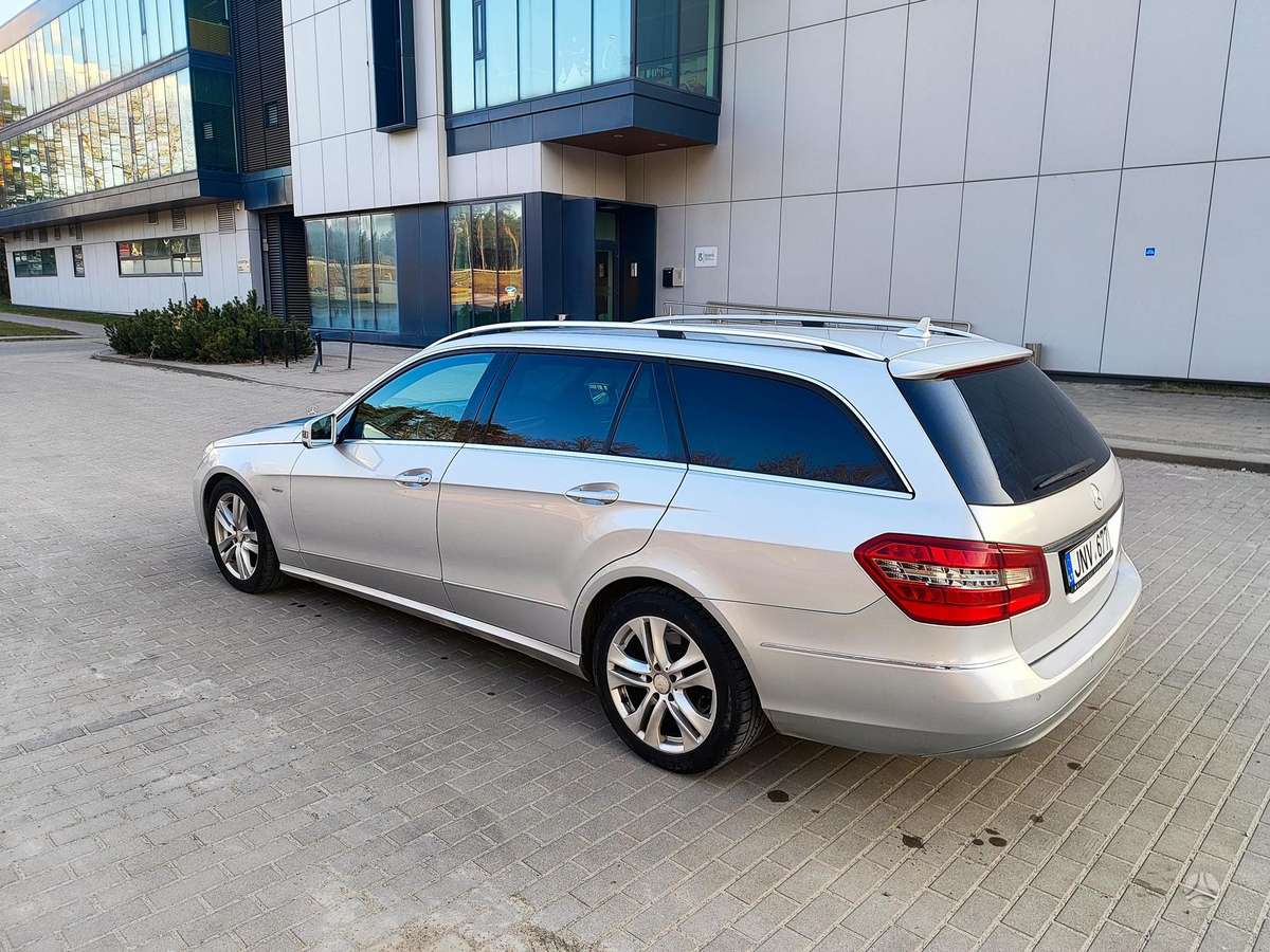 Mercedes-Benz E200 2011 — салон
