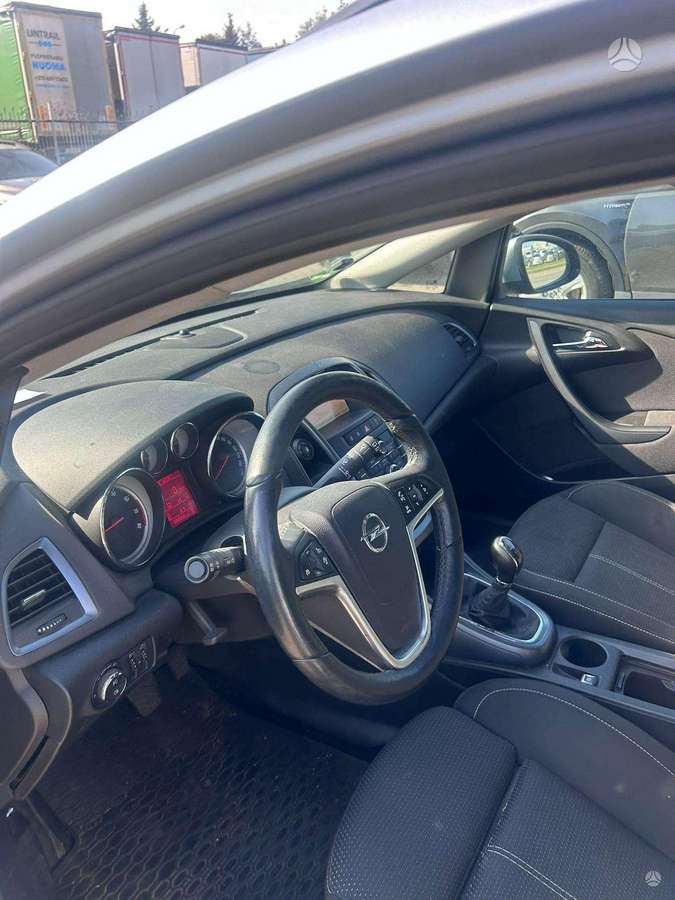 Opel Astra 2014 — photo 8