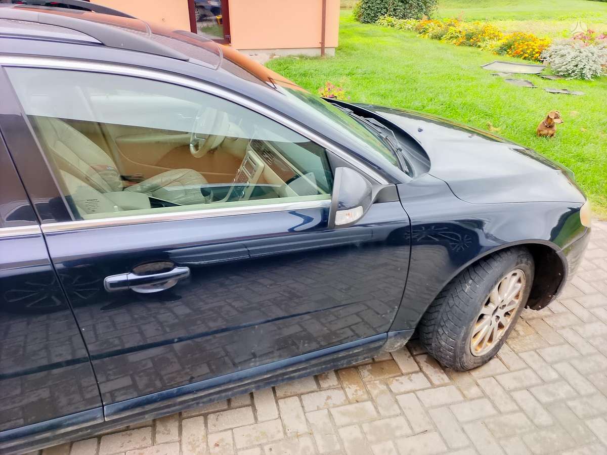 Volvo V70 2009 — interior