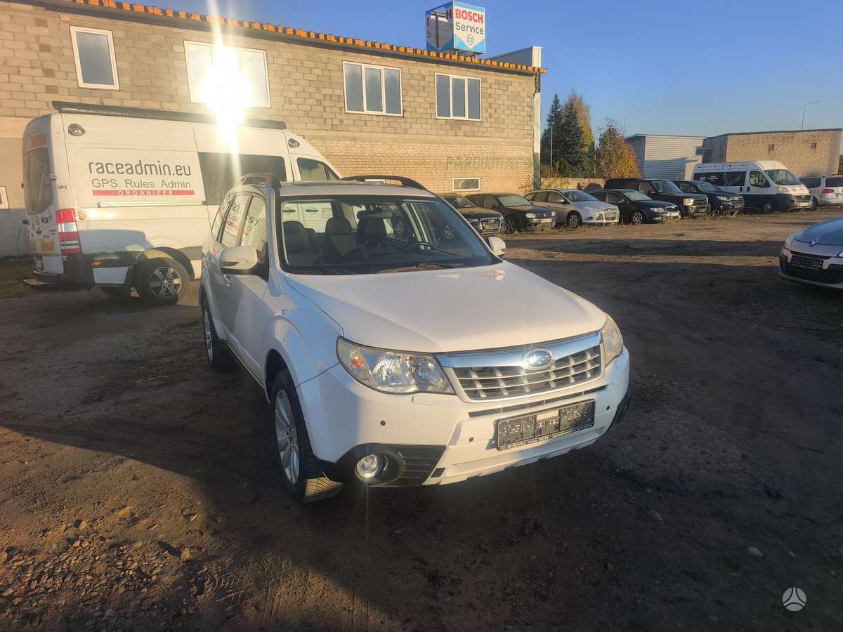 Subaru Forester 2012 — вигляд ззаду
