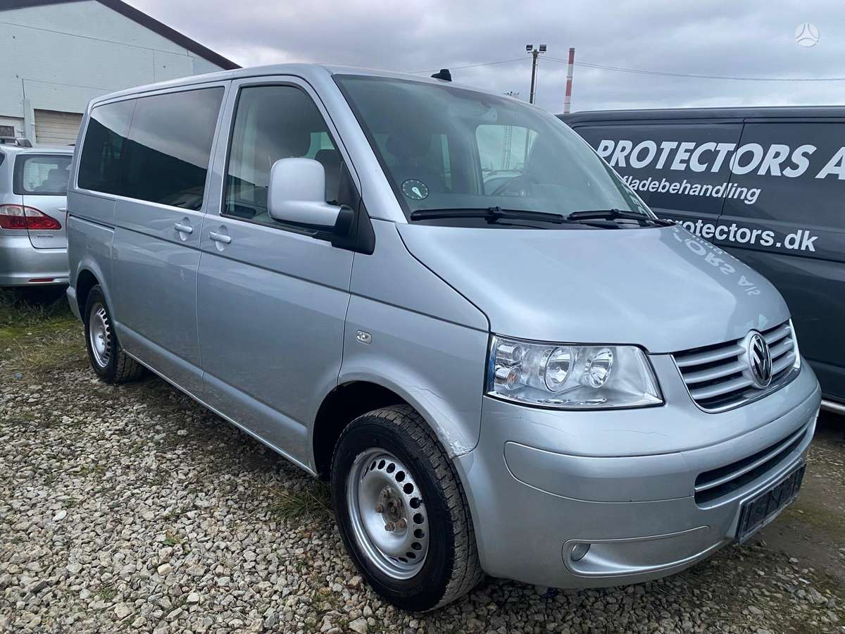 Volkswagen Caravelle 2005 — rear view