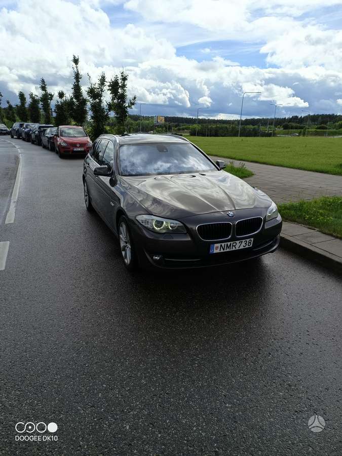 BMW 530 2011 — rear view