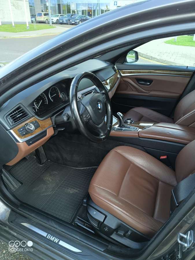 BMW 530 2011 — interior