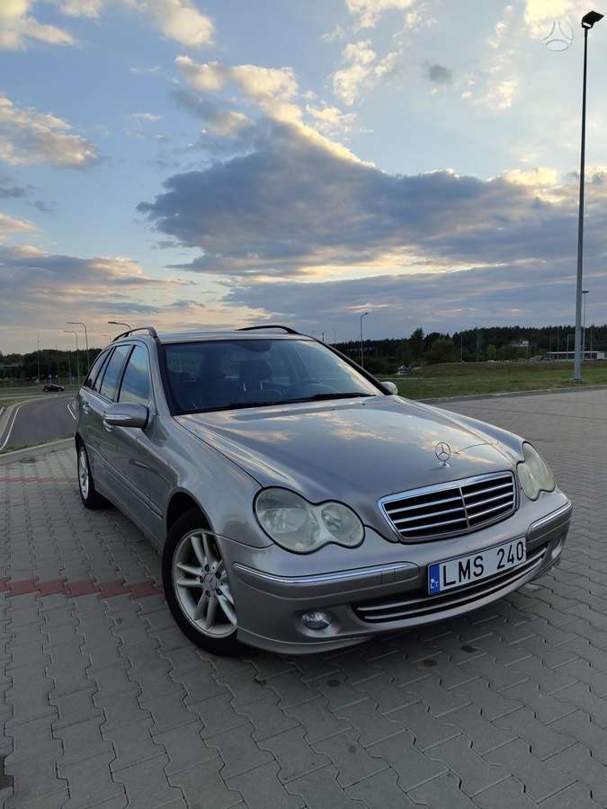 Mercedes-Benz C220 2005 — rear view