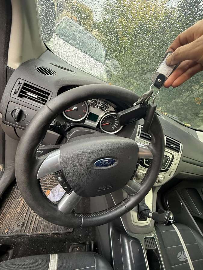 Ford Kuga 2011 — photo 6