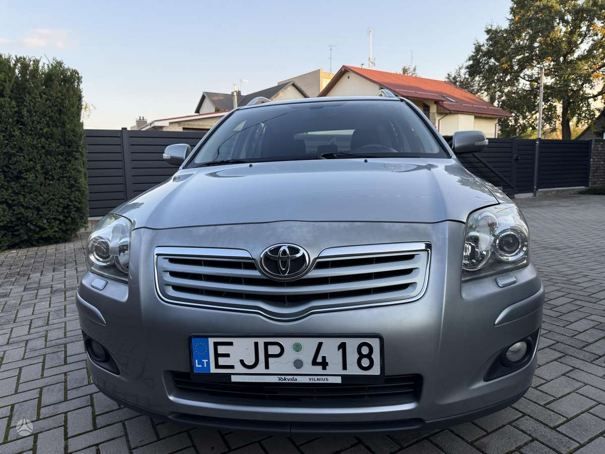 Toyota Avensis 2009 — вигляд ззаду