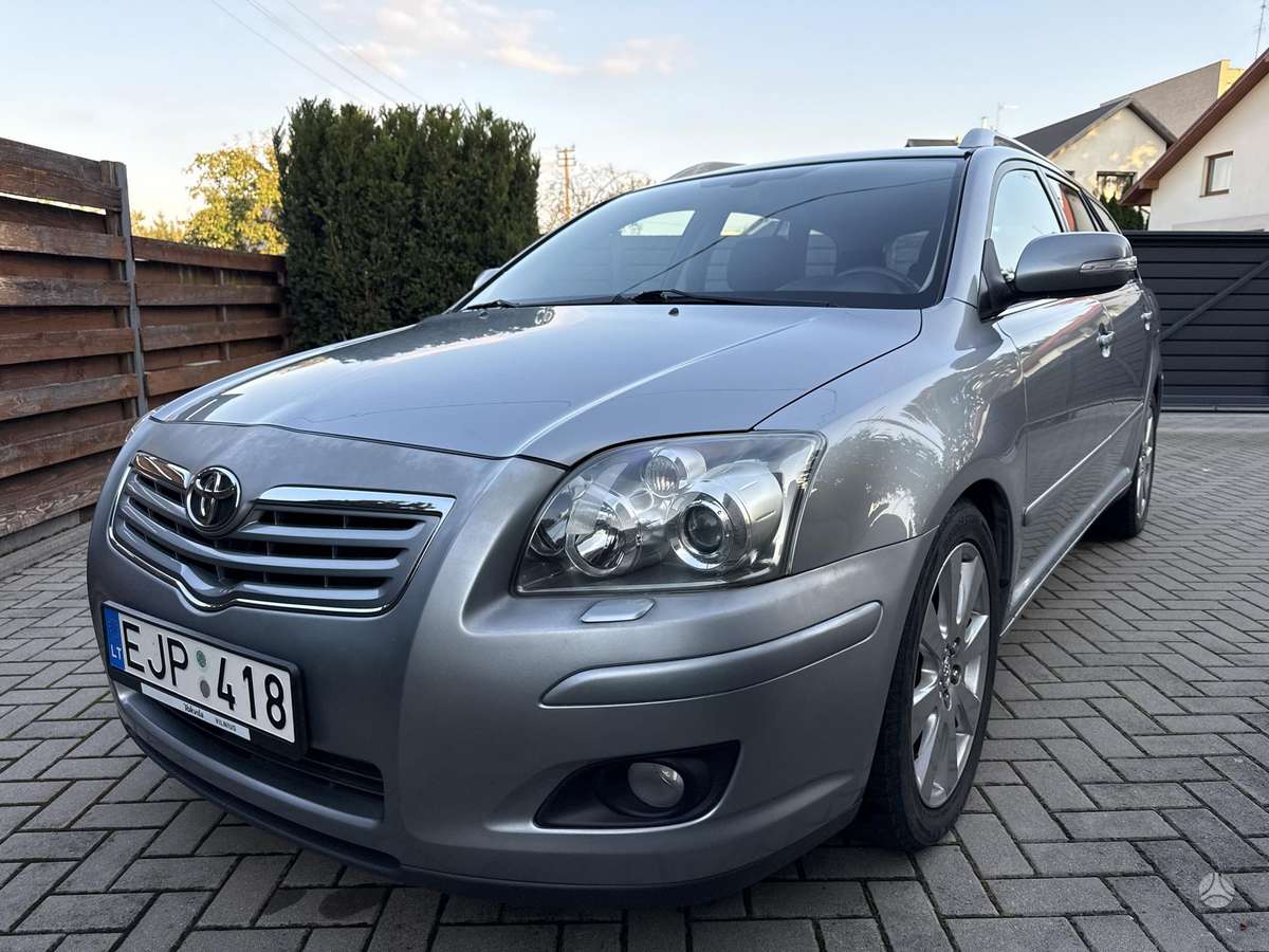 Toyota Avensis 2009 — салон