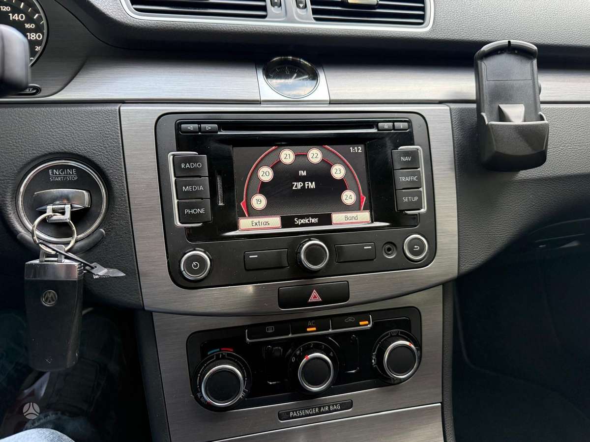 Volkswagen Passat 2012 — photo 10