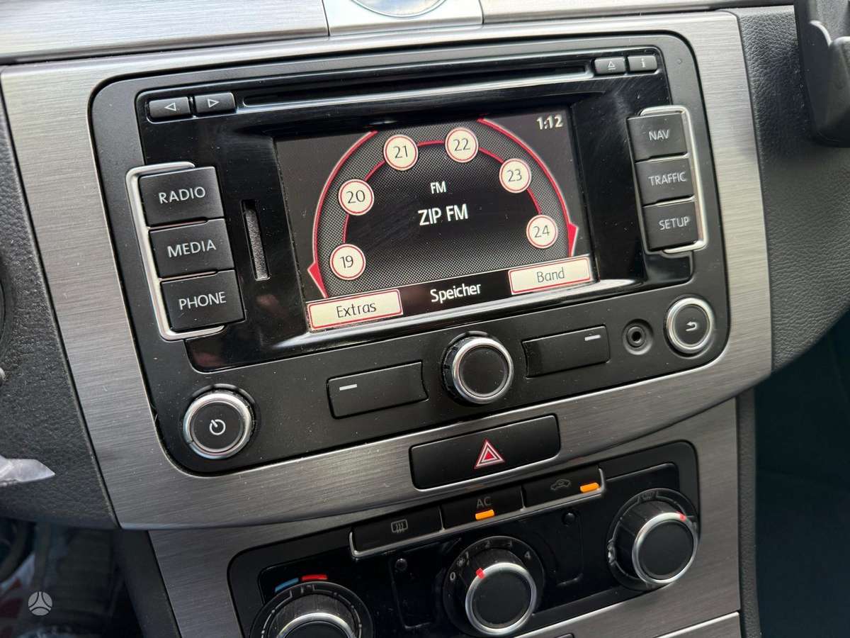 Volkswagen Passat 2012 — photo 11