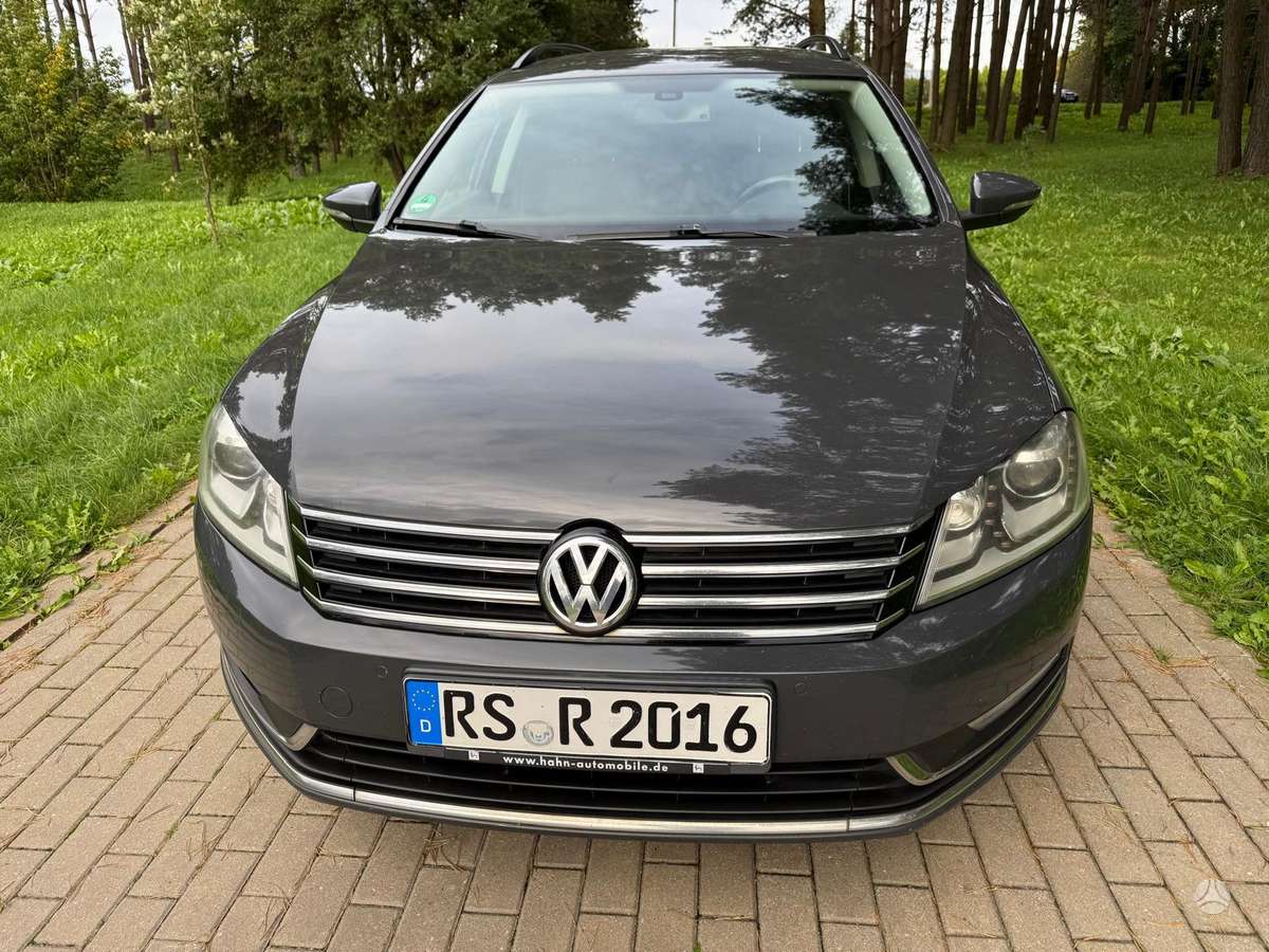 Volkswagen Passat 2012 — rear view