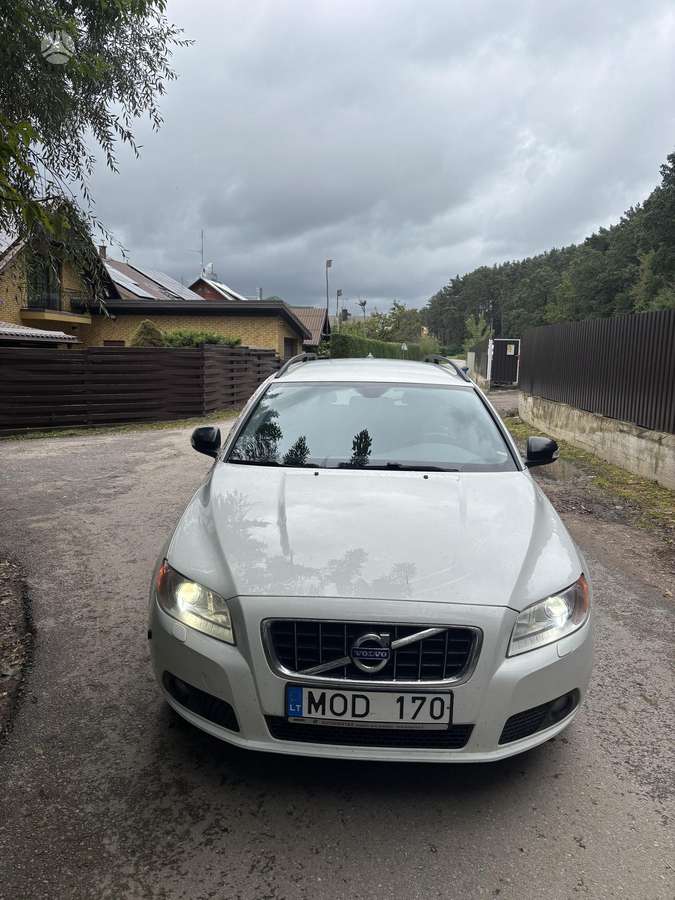 Volvo V70 2010 — вигляд ззаду
