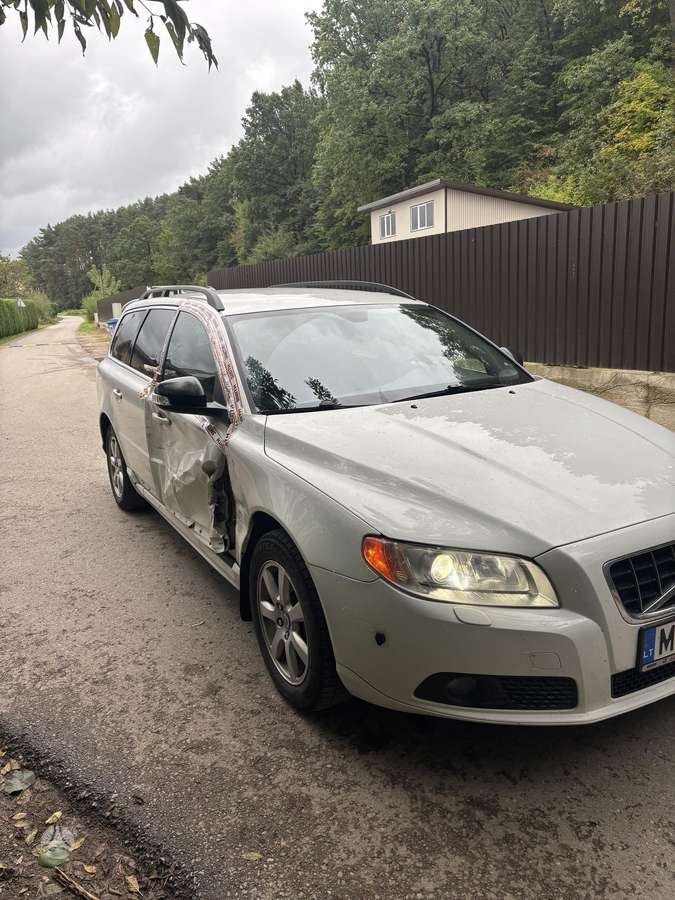 Volvo V70 2010 — салон