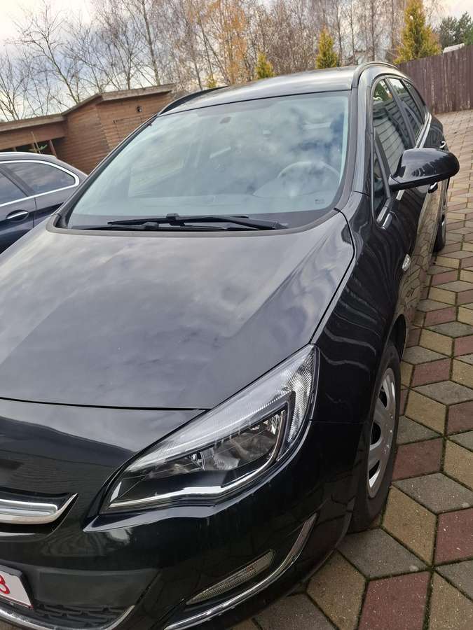 Opel Astra 2013 — rear view