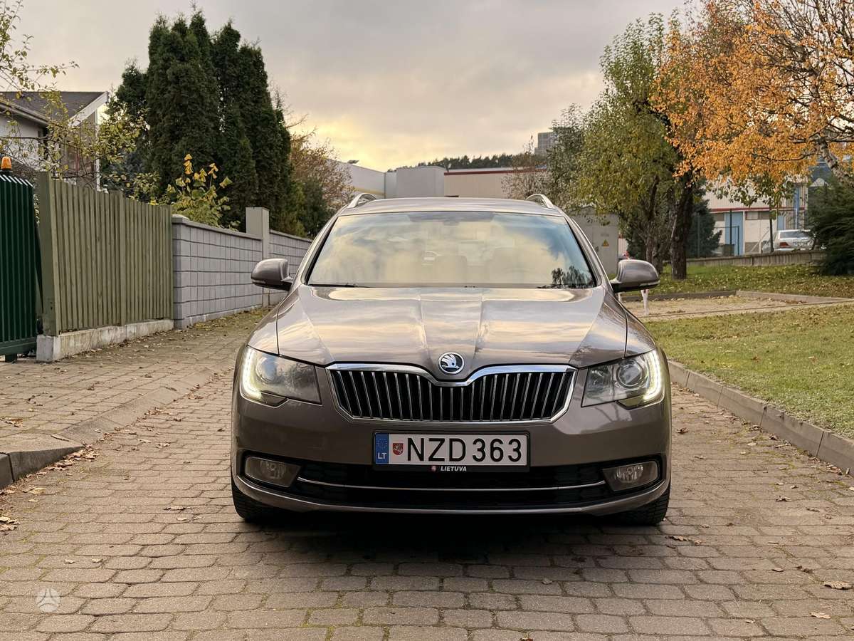 Skoda Superb 2014 — вигляд ззаду