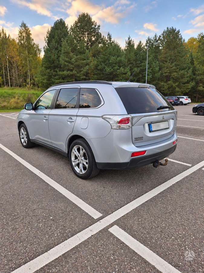 Mitsubishi Outlander 2013 — rear view