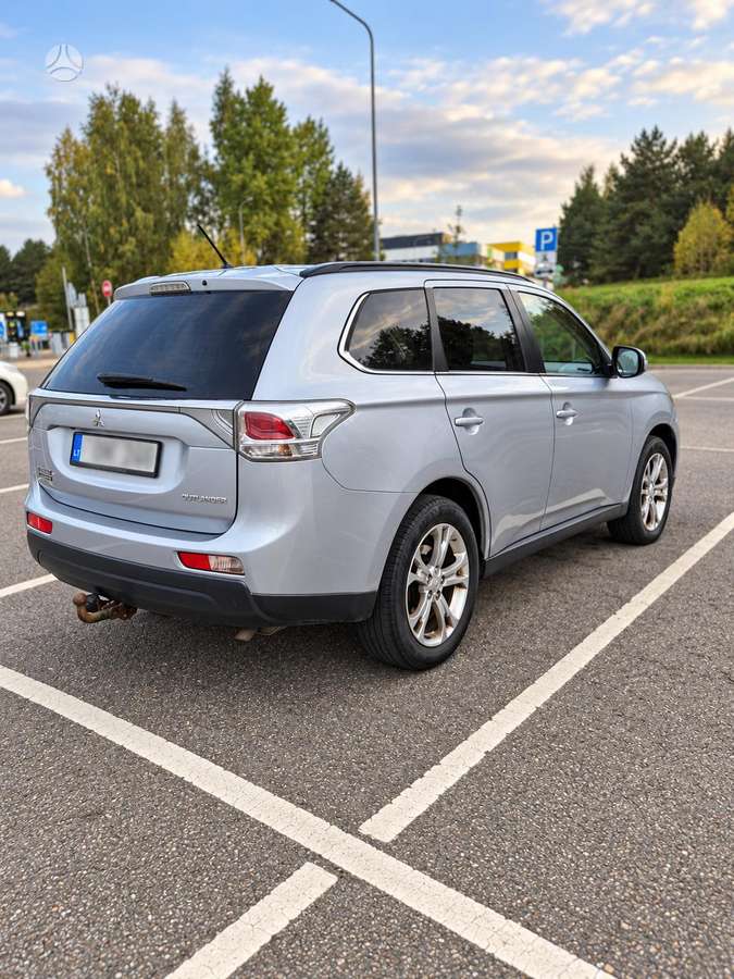 Mitsubishi Outlander 2013 — interior