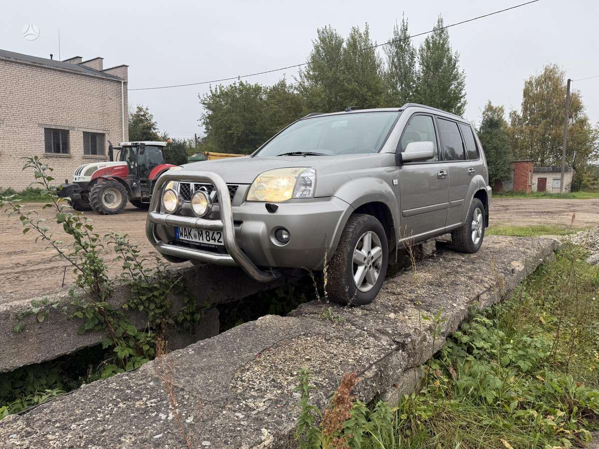 Nissan X-Trail 2004 — rear view