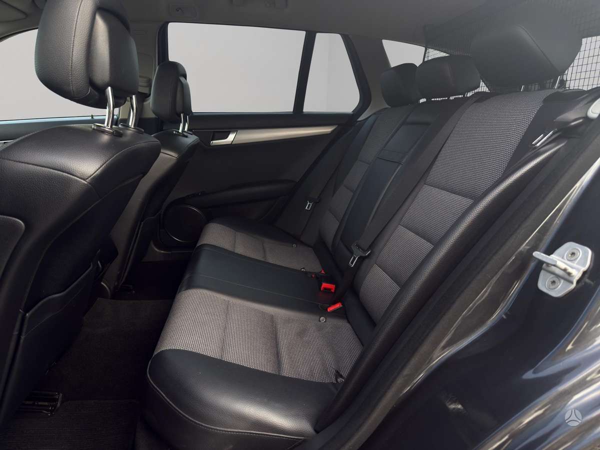 Mercedes-Benz C180 2011 — photo 11