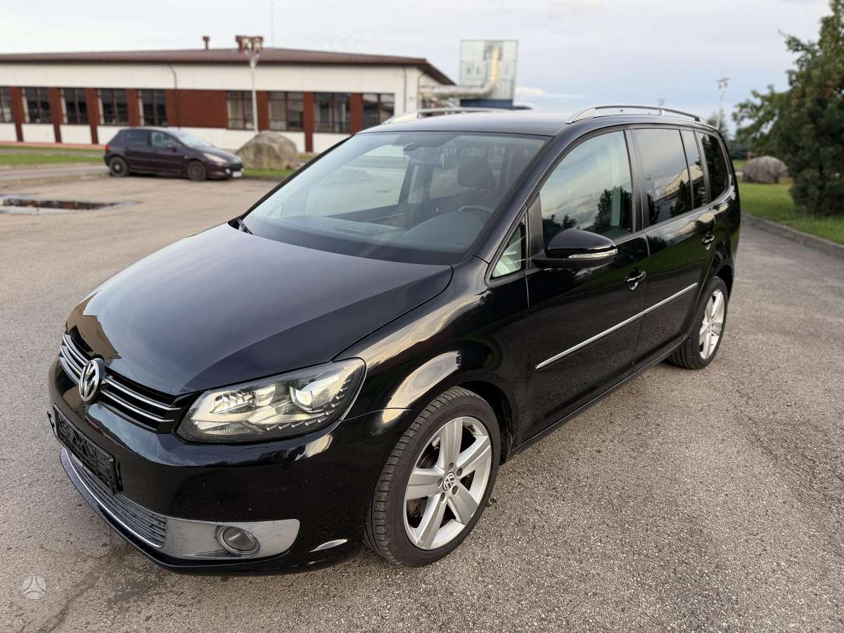 Volkswagen Touran 2012 — салон