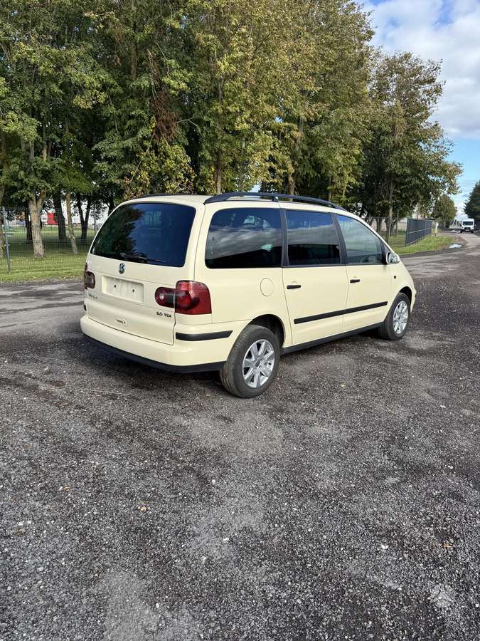 Volkswagen Sharan 2010 — engine 1968 cm³, 140 HP (103kW)