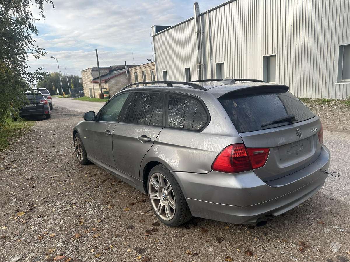 BMW 318 2009 — салон