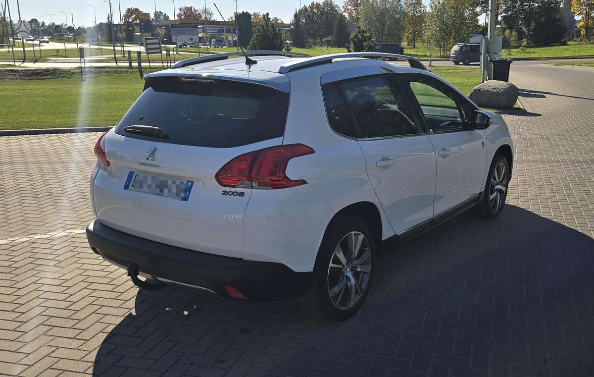 Peugeot 2008 2015 — двигун 1560 cm³, 120 HP (88kW)