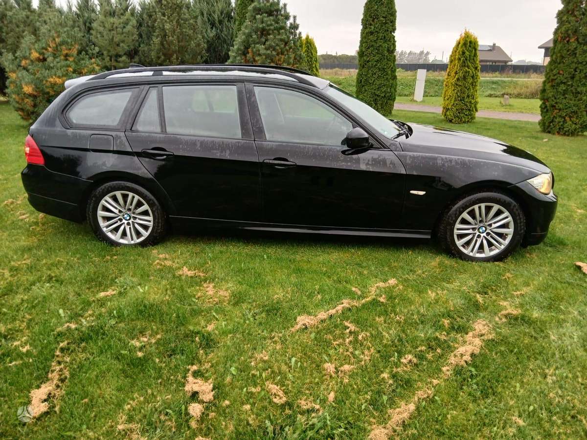 BMW 320 2009 — rear view