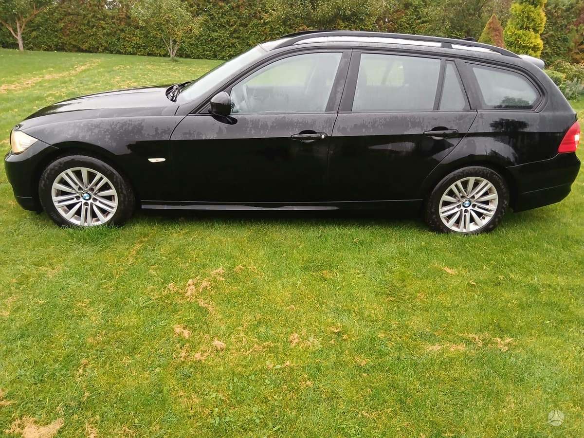 BMW 320 2009 — interior