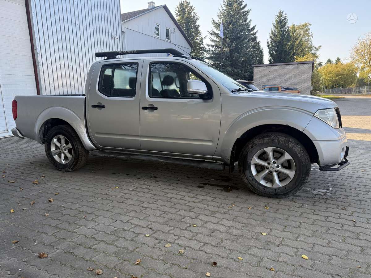 Nissan Navara 2007 — салон