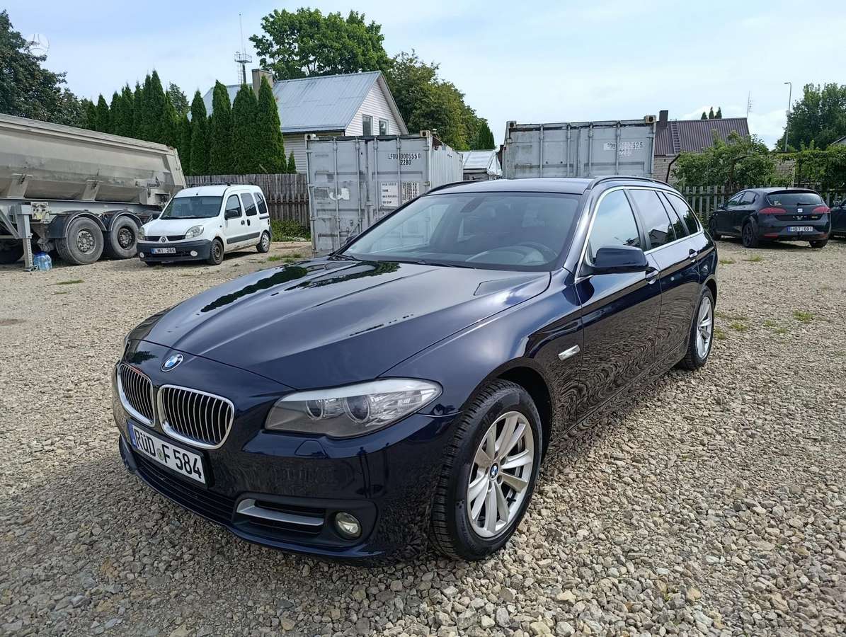 BMW 520 2010 — салон