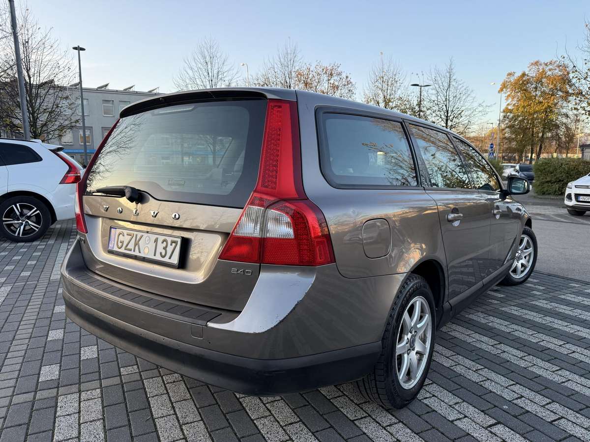 Volvo V70 2008 — rear view